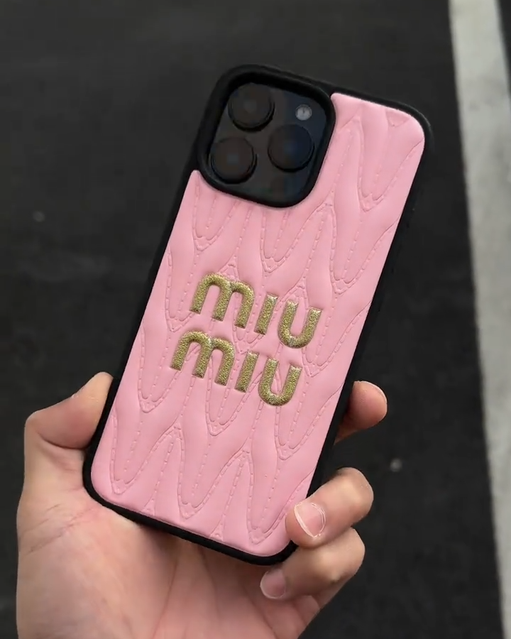 繆繆皮質壓紋立體金標手機殼-ZUIHANG SHOP